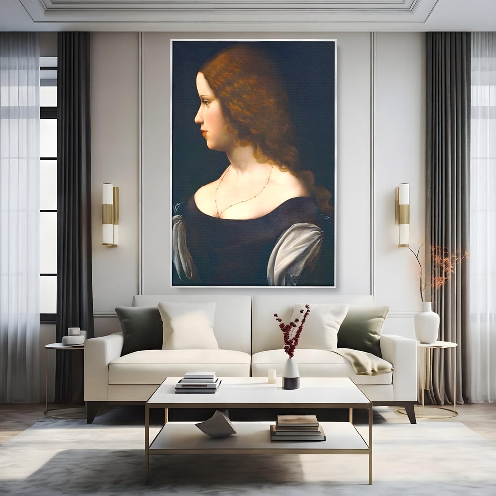 Tablou canvas cu tablou canvas cu portretul unei tinere, in rama de aluminiu argintiu, pe perete intr-un living
